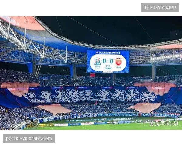 现场：萨索洛球迷打出巨型TIFO，致敬球队十年前行云流水的进攻风格